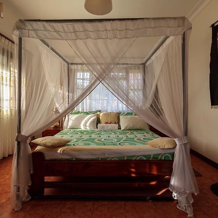 Airport Guesthouse Entebbe Exterior photo
