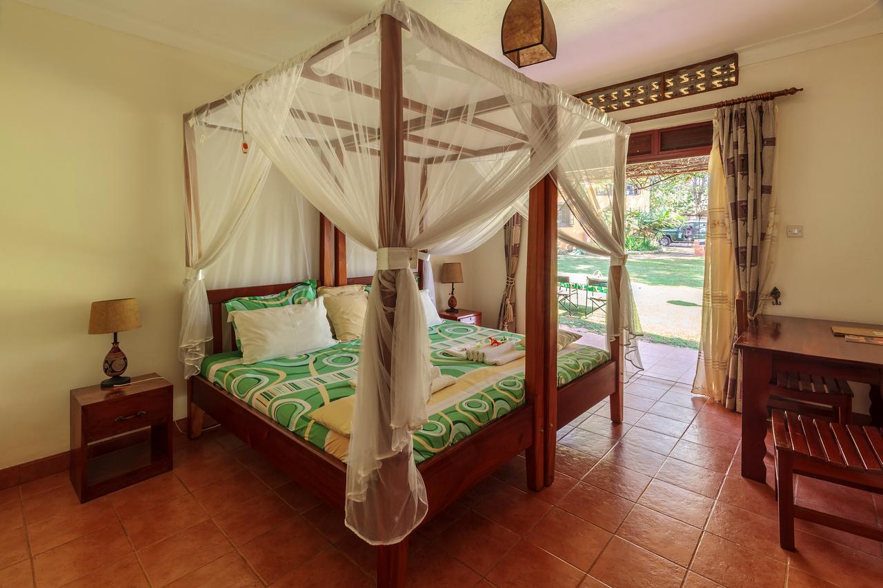 Airport Guesthouse Entebbe Exterior photo