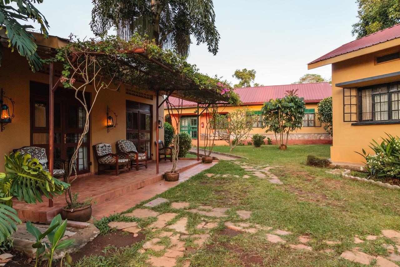 Airport Guesthouse Entebbe Exterior photo